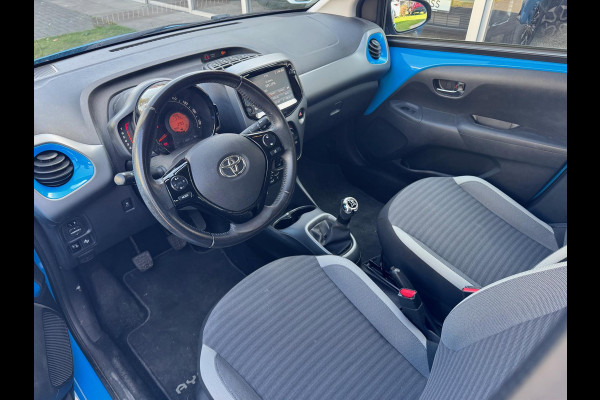 Toyota Aygo 1.0 VVT-i X-Joy | Apple CarPlay/Android Auto, Lichtmetalen velgen, Parkeercamera, Stuurbediening, In hoogte verstelbare stoel