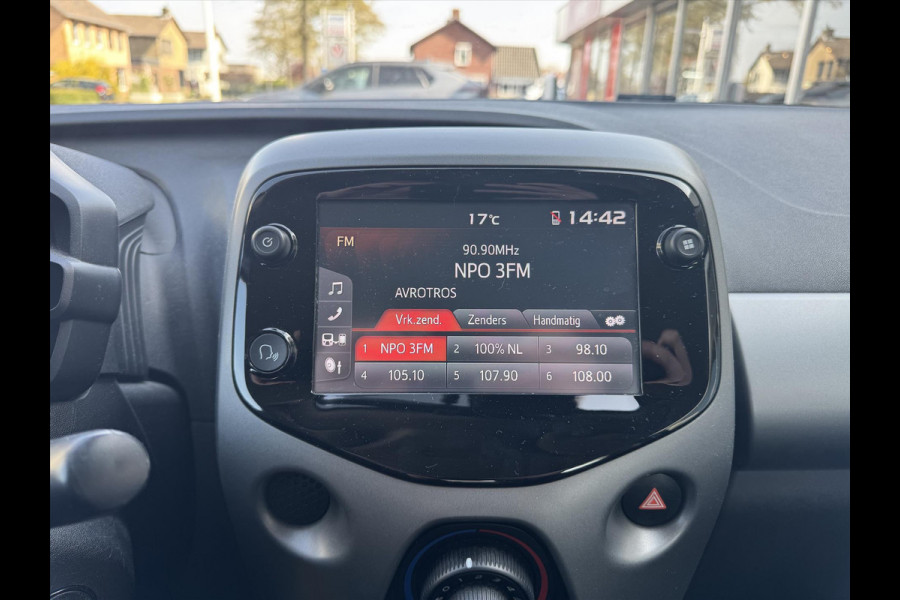 Toyota Aygo 1.0 VVT-i X-Joy | Apple CarPlay/Android Auto, Lichtmetalen velgen, Parkeercamera, Stuurbediening, In hoogte verstelbare stoel