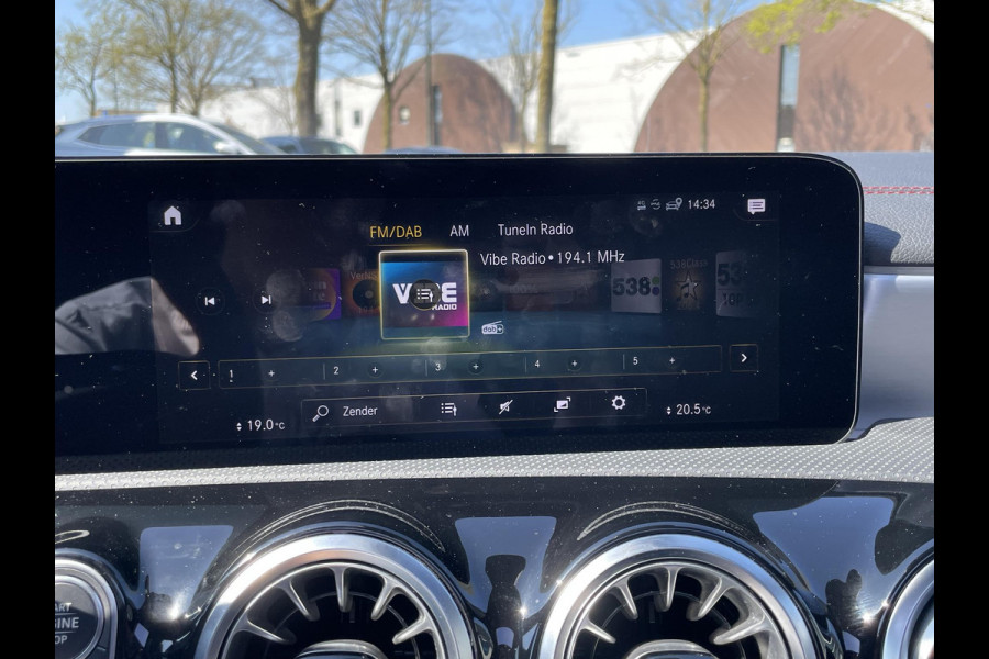 Mercedes-Benz CLA-Klasse Shooting Brake 200 Business Solution AMG VAN: 36.900,- VOOR: 34.877,- UW LENTEVOORDEEL: 2.023,- AMBILIGHT | CAMERA | TREKHAAK | PANORAMADAK | ELECTR A.KLEP.