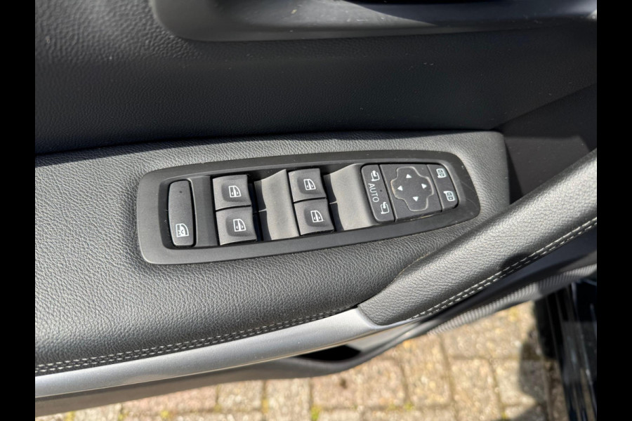 Renault Kadjar TCe 140 Intens Trekhaak / Leer / LM 19'' / stoelverw. / P-sensor & camera