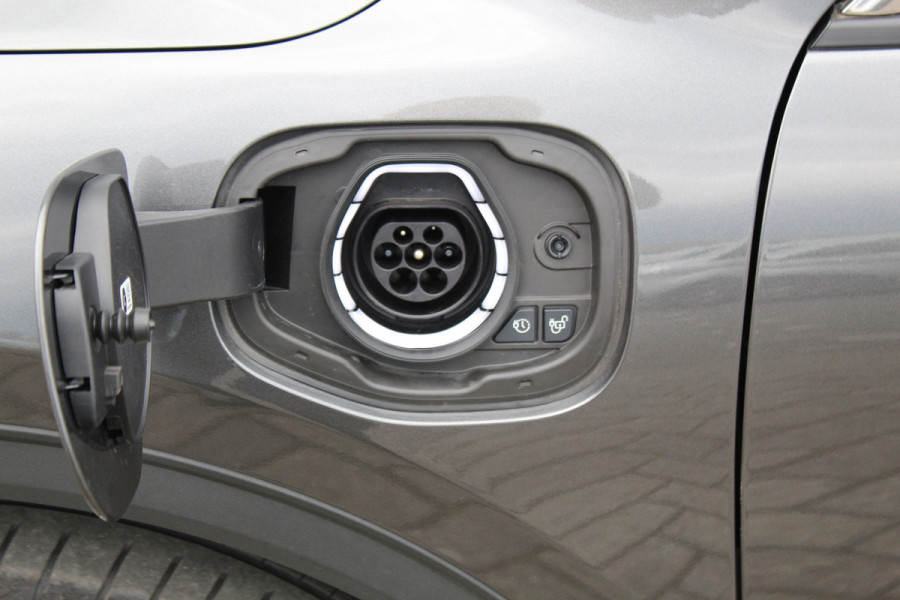 Ford Kuga 2.5-225pk PHEV Titanium X Plug-In Hybrid. Fabr. garantie t/m 07-04-2028 ! Slechts 10.000km ! Autm. airco dual, stoel-, stuur- en voorraamverw., LED verl., B&O soundsyst., metallic lak, cruise control, camera, LM wielen, elektr. achterklep en best. stoel etc.