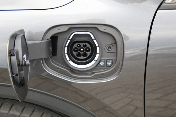 Ford Kuga 2.5-225pk PHEV Titanium X Plug-In Hybrid. Fabr. garantie t/m 07-04-2028 ! Slechts 10.000km ! Autm. airco dual, stoel-, stuur- en voorraamverw., LED verl., B&O soundsyst., metallic lak, cruise control, camera, LM wielen, elektr. achterklep en best. stoel etc.