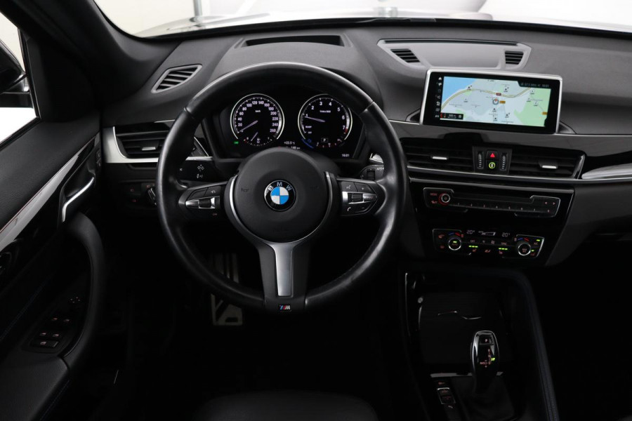 BMW X1 sDrive20i M Sport | Leder | Head-Up | Stoelverwarming | Camera | Full LED | Sportstoelen | Navigatie | Park Assist | DAB