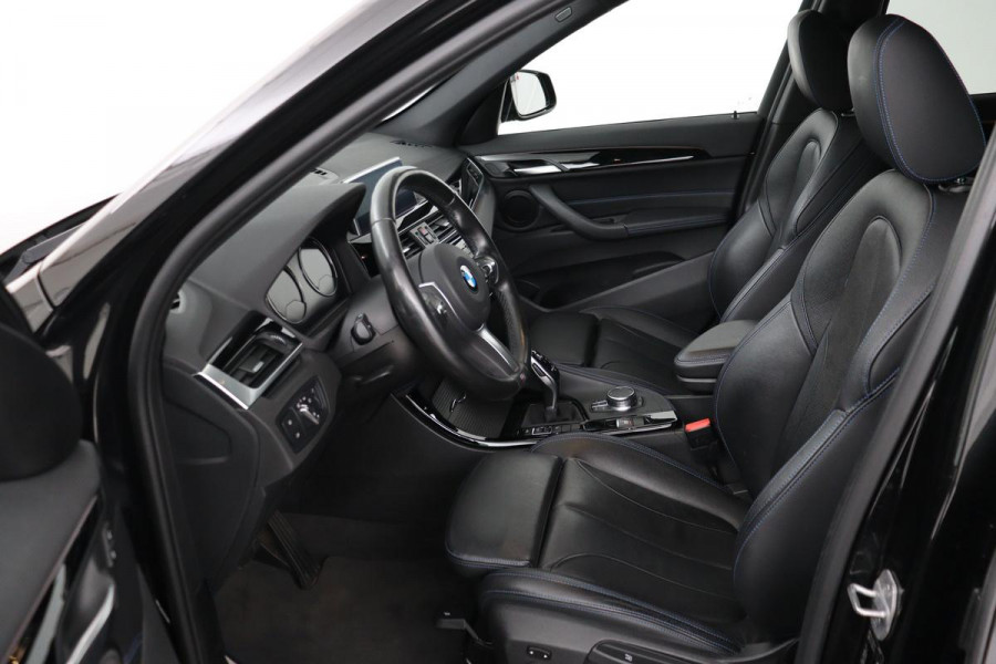 BMW X1 sDrive20i M Sport | Leder | Head-Up | Stoelverwarming | Camera | Full LED | Sportstoelen | Navigatie | Park Assist | DAB