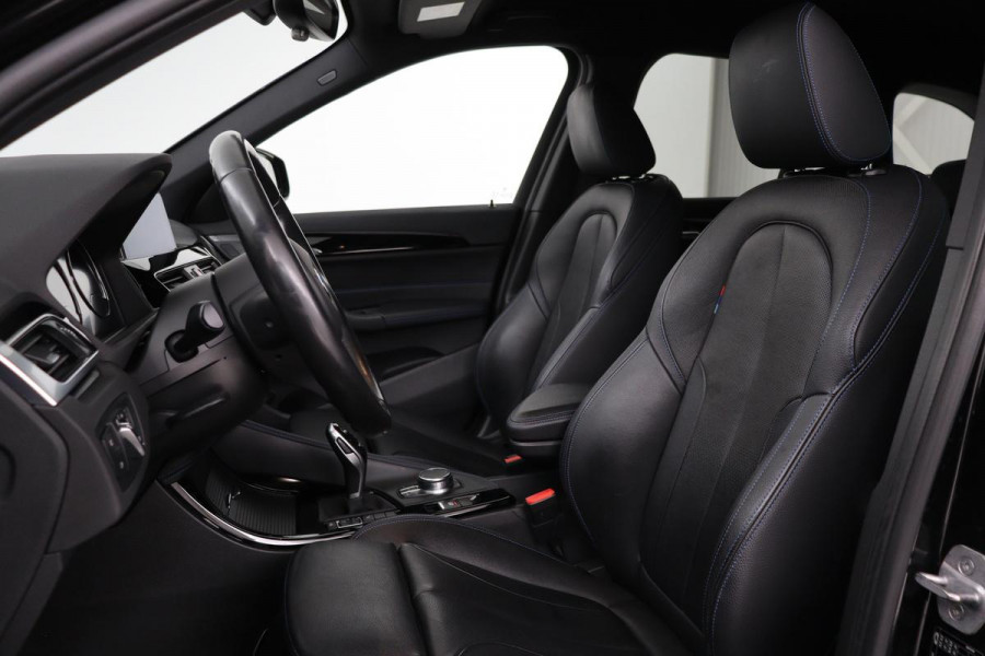BMW X1 sDrive20i M Sport | Leder | Head-Up | Stoelverwarming | Camera | Full LED | Sportstoelen | Navigatie | Park Assist | DAB