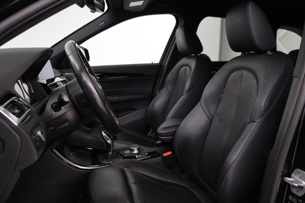BMW X1 sDrive20i M Sport | Leder | Head-Up | Stoelverwarming | Camera | Full LED | Sportstoelen | Navigatie | Park Assist | DAB