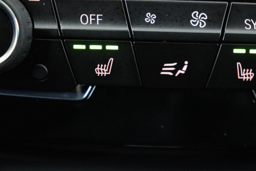 BMW X1 sDrive20i M Sport | Leder | Head-Up | Stoelverwarming | Camera | Full LED | Sportstoelen | Navigatie | Park Assist | DAB