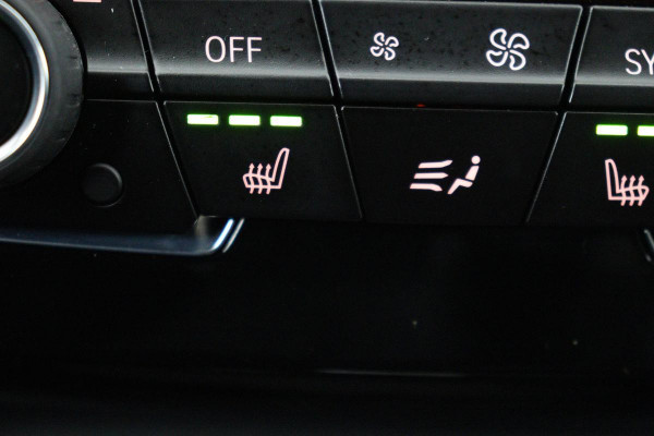 BMW X1 sDrive20i M Sport | Leder | Head-Up | Stoelverwarming | Camera | Full LED | Sportstoelen | Navigatie | Park Assist | DAB