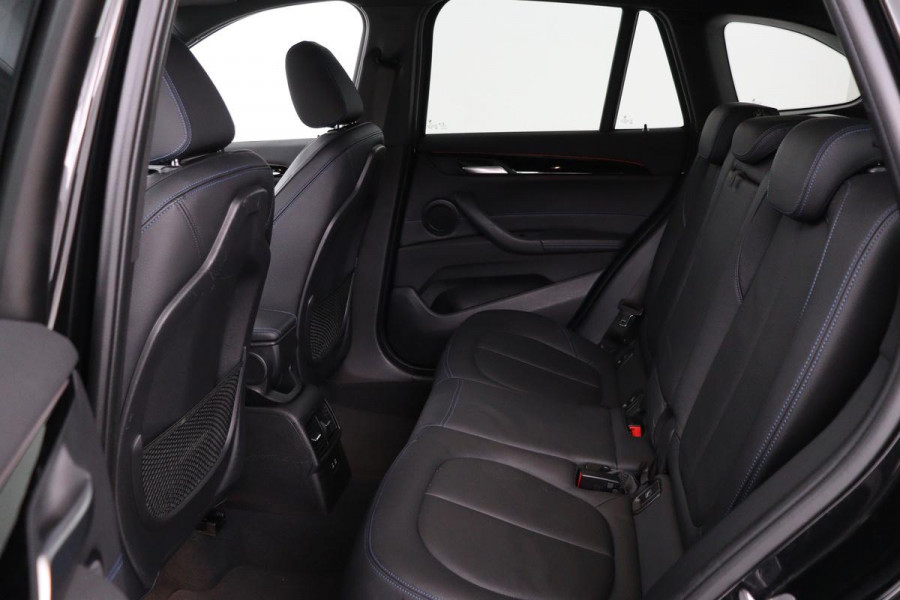BMW X1 sDrive20i M Sport | Leder | Head-Up | Stoelverwarming | Camera | Full LED | Sportstoelen | Navigatie | Park Assist | DAB