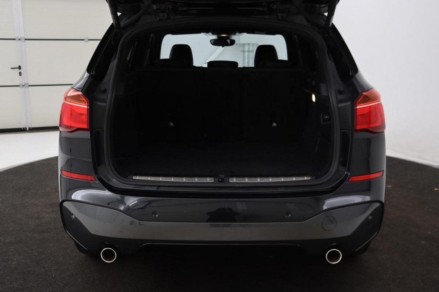 BMW X1 sDrive20i M Sport | Leder | Head-Up | Stoelverwarming | Camera | Full LED | Sportstoelen | Navigatie | Park Assist | DAB