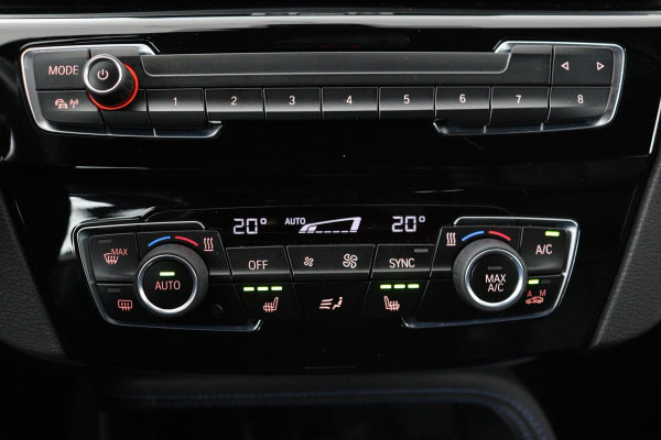 BMW X1 sDrive20i M Sport | Leder | Head-Up | Stoelverwarming | Camera | Full LED | Sportstoelen | Navigatie | Park Assist | DAB