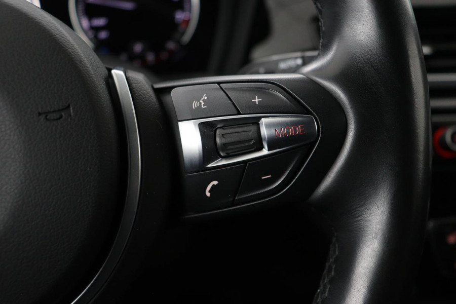 BMW X1 sDrive20i M Sport | Leder | Head-Up | Stoelverwarming | Camera | Full LED | Sportstoelen | Navigatie | Park Assist | DAB