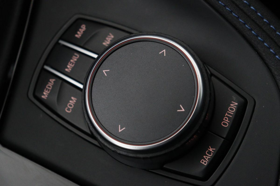 BMW X1 sDrive20i M Sport | Leder | Head-Up | Stoelverwarming | Camera | Full LED | Sportstoelen | Navigatie | Park Assist | DAB