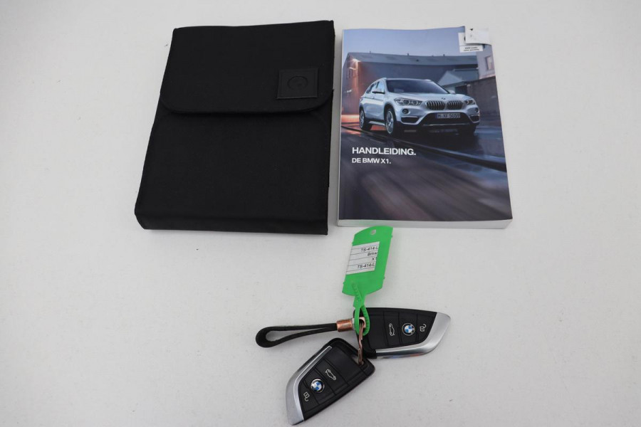 BMW X1 sDrive20i M Sport | Leder | Head-Up | Stoelverwarming | Camera | Full LED | Sportstoelen | Navigatie | Park Assist | DAB