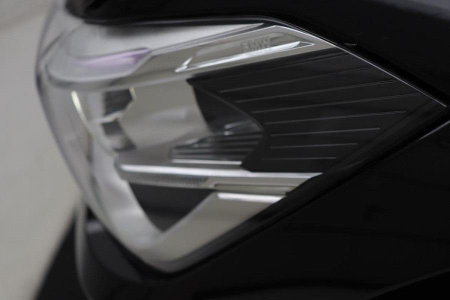 BMW X1 sDrive20i M Sport | Leder | Head-Up | Stoelverwarming | Camera | Full LED | Sportstoelen | Navigatie | Park Assist | DAB