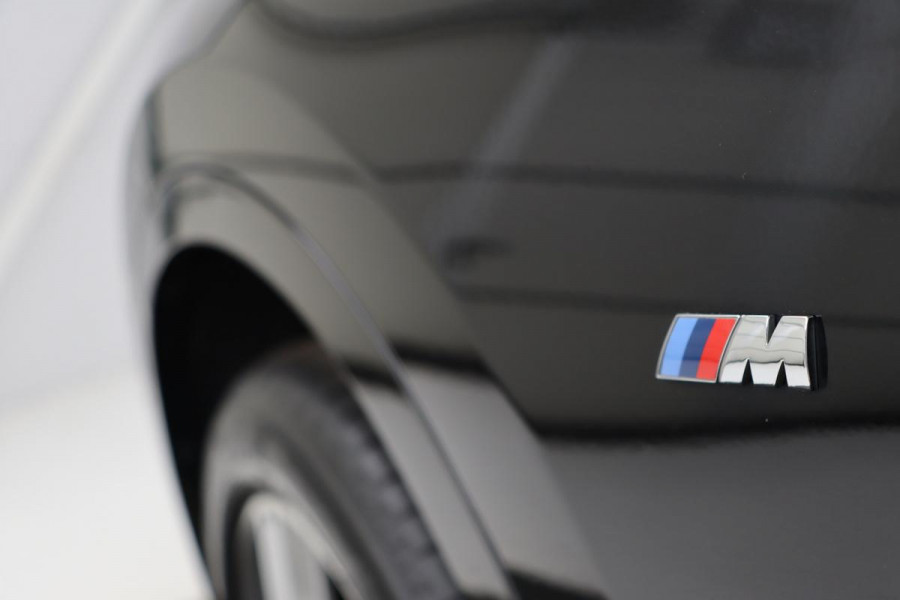 BMW X1 sDrive20i M Sport | Leder | Head-Up | Stoelverwarming | Camera | Full LED | Sportstoelen | Navigatie | Park Assist | DAB