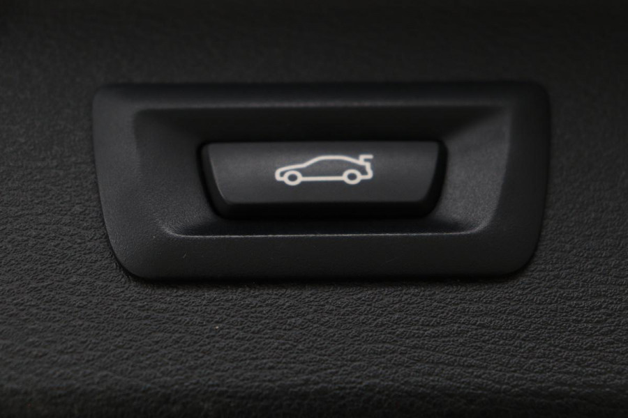 BMW X1 sDrive20i M Sport | Leder | Head-Up | Stoelverwarming | Camera | Full LED | Sportstoelen | Navigatie | Park Assist | DAB