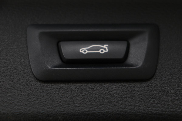 BMW X1 sDrive20i M Sport | Leder | Head-Up | Stoelverwarming | Camera | Full LED | Sportstoelen | Navigatie | Park Assist | DAB