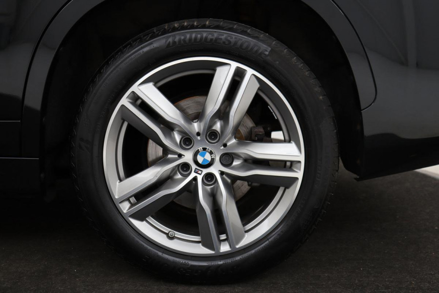 BMW X1 sDrive20i M Sport | Leder | Head-Up | Stoelverwarming | Camera | Full LED | Sportstoelen | Navigatie | Park Assist | DAB