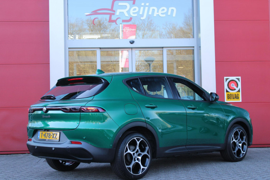 Alfa Romeo Tonale 1.5T 130PK Hybrid SPRINT | 360° CAMERA | NAVIGATIE | DRAADLOOS APPLE CARPLAY / ANDROID AUTO | 19 "INCH LICHTMETALEN VELGEN | ADAPTIVE CRUISE CONTROL | KEYLESS ENTRY / START | VOORSTOELEN / STUUR VERWARMD | VERWARMDE RUITENSPROEIERS | DRAADLOZE TELEFOONLADER | DONKERE HEMELBEKLEDING | DODHOEKDETECTIE | VERDE MONTREAL |