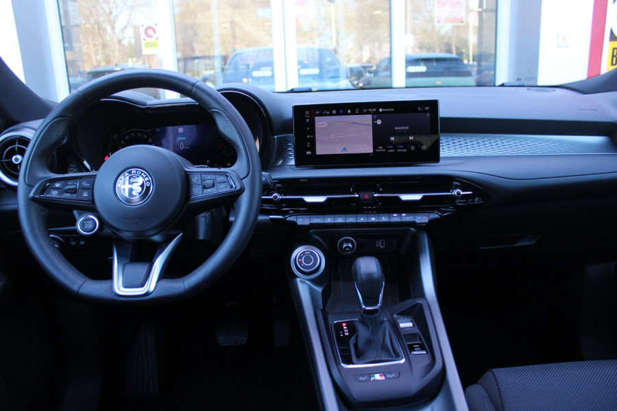 Alfa Romeo Tonale 1.5T 130PK Hybrid SPRINT | 360° CAMERA | NAVIGATIE | DRAADLOOS APPLE CARPLAY / ANDROID AUTO | 19 "INCH LICHTMETALEN VELGEN | ADAPTIVE CRUISE CONTROL | KEYLESS ENTRY / START | VOORSTOELEN / STUUR VERWARMD | VERWARMDE RUITENSPROEIERS | DRAADLOZE TELEFOONLADER | DONKERE HEMELBEKLEDING | DODHOEKDETECTIE | VERDE MONTREAL |