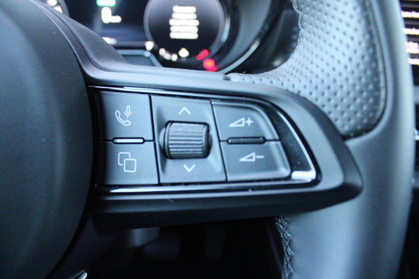 Alfa Romeo Tonale 1.5T 130PK Hybrid SPRINT | 360° CAMERA | NAVIGATIE | DRAADLOOS APPLE CARPLAY / ANDROID AUTO | 19 "INCH LICHTMETALEN VELGEN | ADAPTIVE CRUISE CONTROL | KEYLESS ENTRY / START | VOORSTOELEN / STUUR VERWARMD | VERWARMDE RUITENSPROEIERS | DRAADLOZE TELEFOONLADER | DONKERE HEMELBEKLEDING | DODHOEKDETECTIE | VERDE MONTREAL |