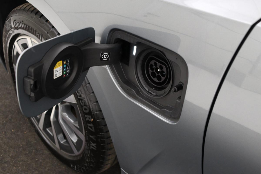 BMW 3-serie 320e Business | Stoelverwarming | Adaptive cruise | Trekhaak | Harman/Kardon | Carplay | Camera | Half leder | Sportstoelen