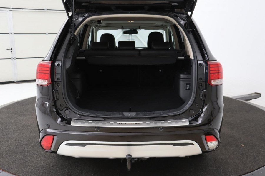 Mitsubishi Outlander 2.4 PHEV Intense+ | Schuifdak | Trekhaak | Stoelverwarming | Carplay | Camera | Full LED | Stuurverwarming | Keyless | Dodehoek detectie | Half leder