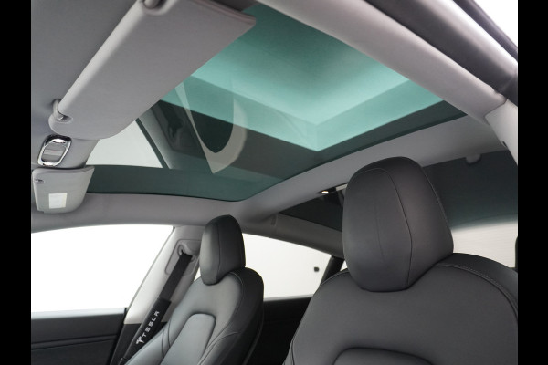 Tesla Model 3 RWD! Long Range UNIEK Grootste Accu+Actieradius bij Lichtste gewicht 78,8kWh 19" Spoilers Spec.Bumpers Difuser Div.Carbon FSD-Fu Stoel en achterbank verwarming Electr.Stoelen+Memory+Easy-Entry WiFi Origineel Nederlandse auto Grootste accu Tot 16,5kwh thuis laden. Accu/Motor Garantie tot 24-06-2027 max 192.000km