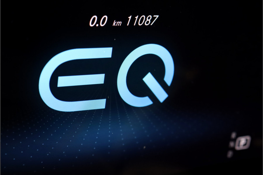 Mercedes-Benz EQC 400 4-MATIC AMG Line 80 kWh | ex BTW € 42.500,- | Schuifdak | Distronic+ | Memory | Massage | Leder | Surround Camera | Stuurverwarming | Head-up Display | Rijassistentiepakket |