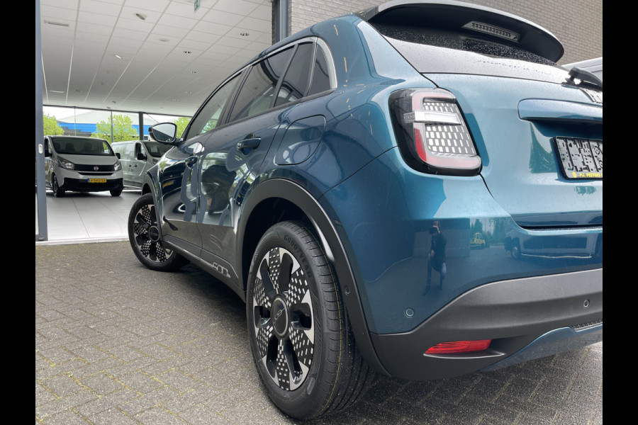 Fiat 600 1.2 Hybrid 100 La Prima // Full options Climate control -Cruise control adaptive - Park. sensoren V+A - Navi full map - A-uitrij camera - MFL-Stuurwiel - Apple carplay/Android auto - V-Stoelen Verwarmbaar met massage functie - Blue Bluetooth - audio inst. - LMV 18"ISA - Draadloze tel.lader