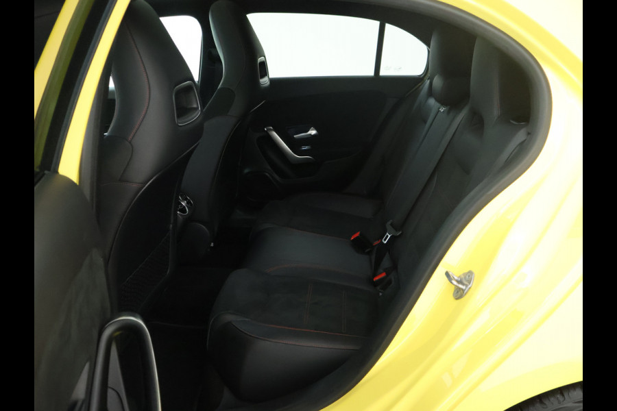Mercedes-Benz A-Klasse 180 Business Solution AMG | Lichtmetalen velgen | AMG Line | Night Pakket | Panorama Schuif-Kanteldak | Parking support camera achter | navigatie | Inclusief 24 maanden MB Certified garantie voor Europa.
