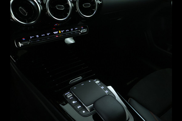 Mercedes-Benz A-Klasse 180 Business Solution AMG | Lichtmetalen velgen | AMG Line | Night Pakket | Panorama Schuif-Kanteldak | Parking support camera achter | navigatie | Inclusief 24 maanden MB Certified garantie voor Europa.