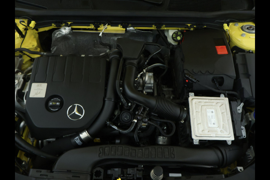 Mercedes-Benz A-Klasse 180 Business Solution AMG | Lichtmetalen velgen | AMG Line | Night Pakket | Panorama Schuif-Kanteldak | Parking support camera achter | navigatie | Inclusief 24 maanden MB Certified garantie voor Europa.