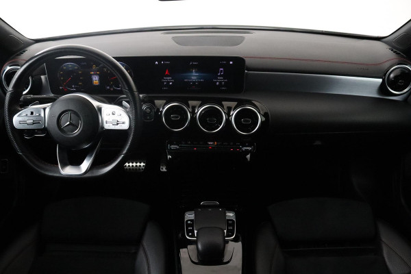 Mercedes-Benz CLA-Klasse 220 AMG (PARKEERSENSOREN, NAVIGATIE, ACHTERUITRIJCAMERA, AMG, NL-AUTO, GOED ONDERHOUDEN)