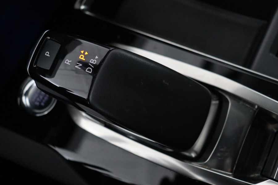 Peugeot 3008 1.6 HYbrid 225 Allure | Stoelverwarming | Carplay | Full LED | Half leder | Camera | Navigatie | Climate control | Bluetooth