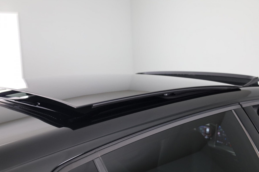 Volkswagen Golf 1.5 eHybrid 50 Edition 204 PK | Automaat (DSG) | Panoramadak | Stoelverwarming | Led matrix | 18 Inch | Camera
