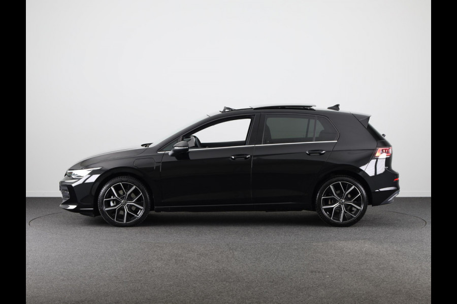 Volkswagen Golf 1.5 eHybrid 50 Edition 204 PK | Automaat (DSG) | Panoramadak | Stoelverwarming | Led matrix | 18 Inch | Camera