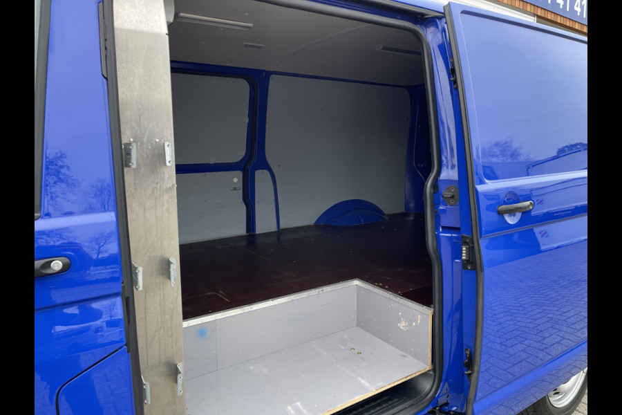 Volkswagen Transporter 2.0 TDI 150pk DSG automaat L2H1 30 Comfortline / vaste prijs rijklaar € 17.950 ex btw / lease vanaf € 330 / euro 6 / bpm vrij / airco / cruise / navi / pdc / achterklep !
