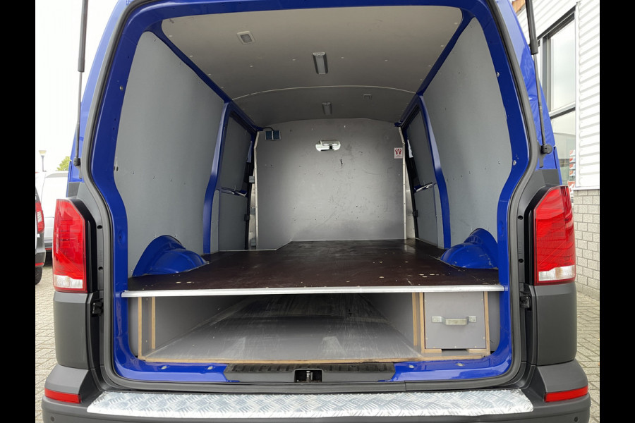 Volkswagen Transporter 2.0 TDI 150pk DSG automaat L2H1 30 Comfortline / vaste prijs rijklaar € 17.950 ex btw / lease vanaf € 330 / euro 6 / bpm vrij / airco / cruise / navi / pdc / achterklep !