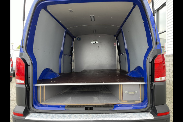 Volkswagen Transporter 2.0 TDI 150pk DSG automaat L2H1 30 Comfortline / vaste prijs rijklaar € 17.950 ex btw / lease vanaf € 330 / euro 6 / bpm vrij / airco / cruise / navi / pdc / achterklep !