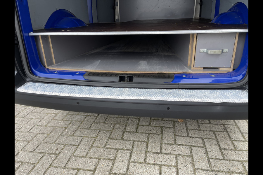 Volkswagen Transporter 2.0 TDI 150pk DSG automaat L2H1 30 Comfortline / vaste prijs rijklaar € 17.950 ex btw / lease vanaf € 330 / euro 6 / bpm vrij / airco / cruise / navi / pdc / achterklep !