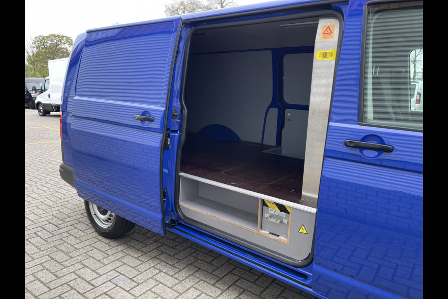 Volkswagen Transporter 2.0 TDI 150pk DSG automaat L2H1 30 Comfortline / vaste prijs rijklaar € 17.950 ex btw / lease vanaf € 330 / euro 6 / bpm vrij / airco / cruise / navi / pdc / achterklep !