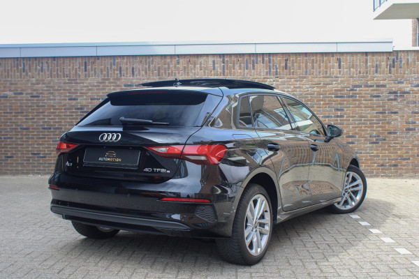 Audi A3 Sportback 40 TFSI e Adv.Ed. PANO | StoelVW | HUD    Onder andere voorzien van: Panorama dak, lane assist, front assist, afgevlakt sportstuur, Head-up display, stoelverwarming, parkeersensoren voor & achter