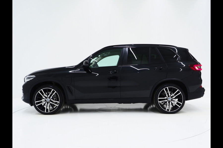 BMW X5 xDrive45e Full Black | Panoramadak | Luchtvering | Head Up | Adaptive Cruise | Camera