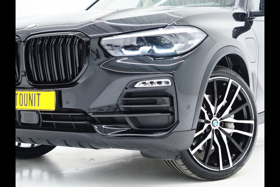 BMW X5 xDrive45e Full Black | Panoramadak | Luchtvering | Head Up | Adaptive Cruise | Camera