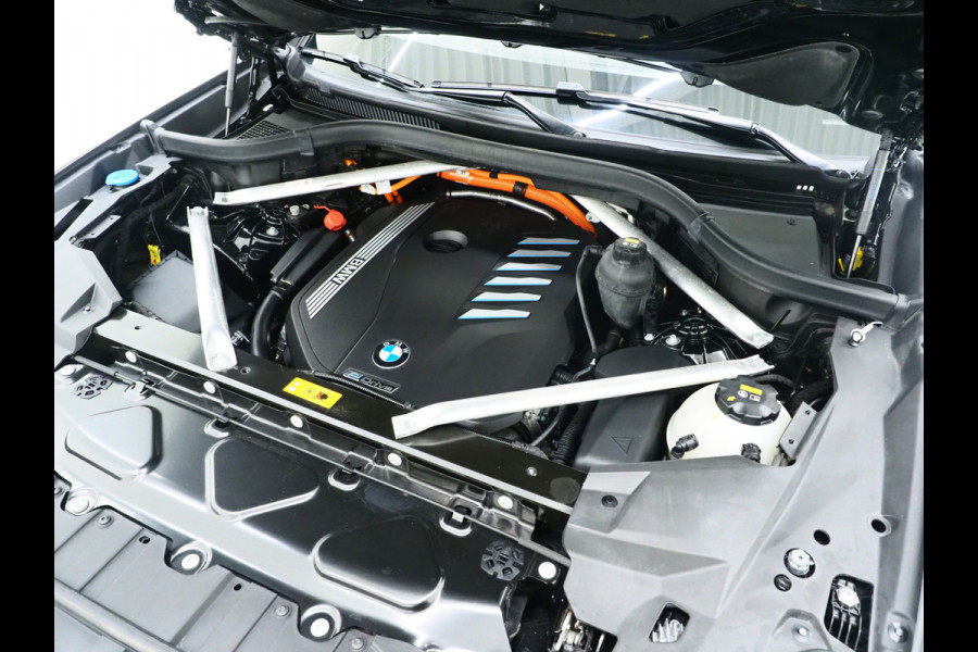 BMW X5 xDrive45e Full Black | Panoramadak | Luchtvering | Head Up | Adaptive Cruise | Camera
