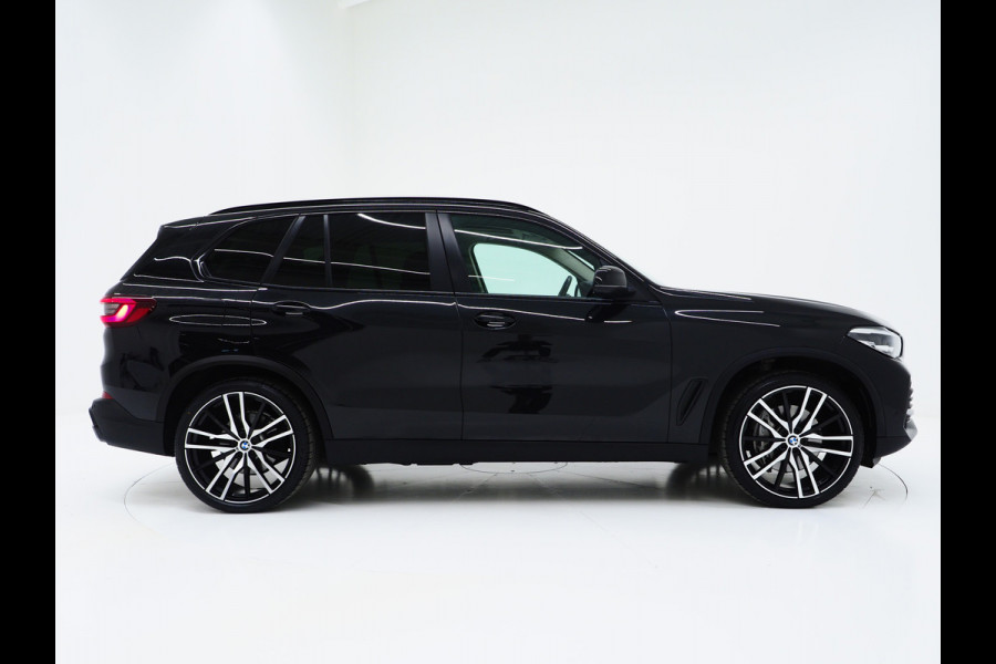 BMW X5 xDrive45e Full Black | Panoramadak | Luchtvering | Head Up | Adaptive Cruise | Camera
