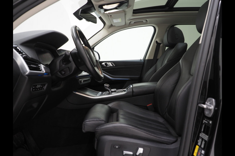 BMW X5 xDrive45e Full Black | Panoramadak | Luchtvering | Head Up | Adaptive Cruise | Camera