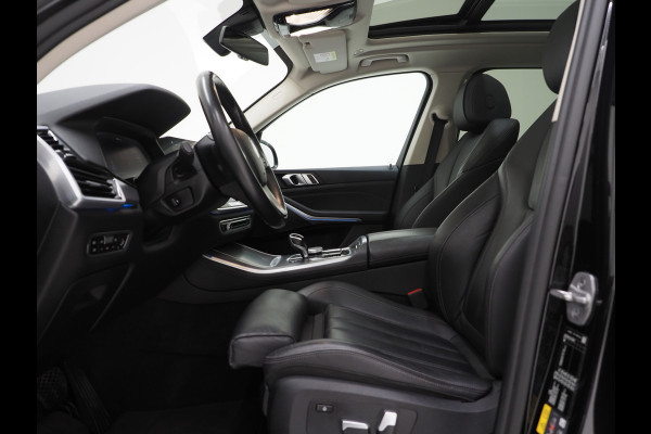 BMW X5 xDrive45e Full Black | Panoramadak | Luchtvering | Head Up | Adaptive Cruise | Camera